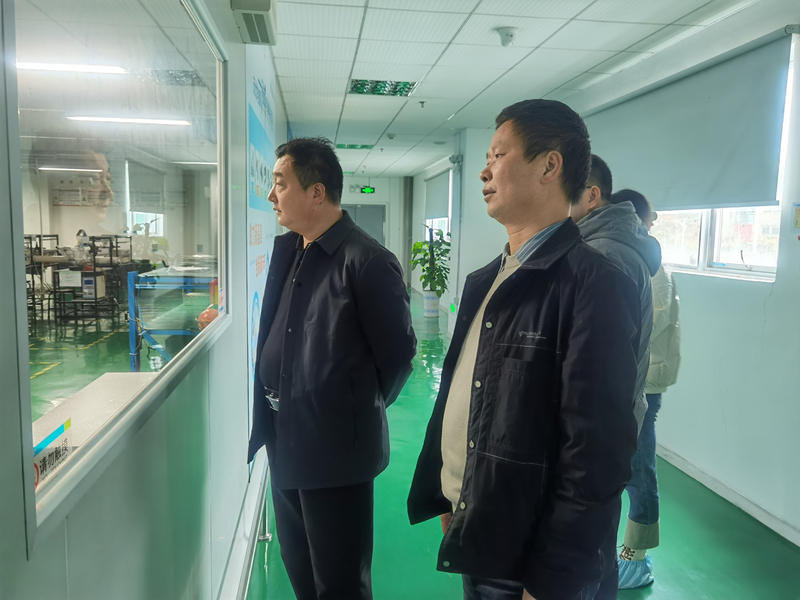 2、实地走访企业生产车间.jpg