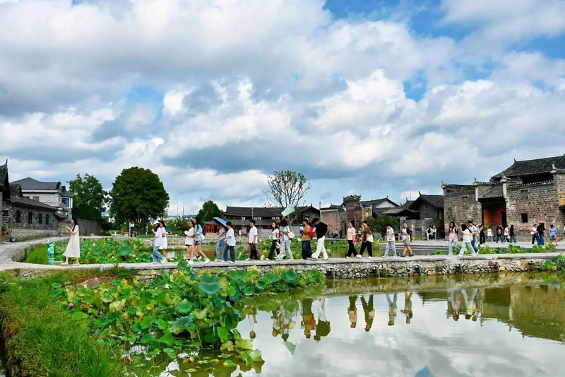 2.漫步荆平古村.jpg