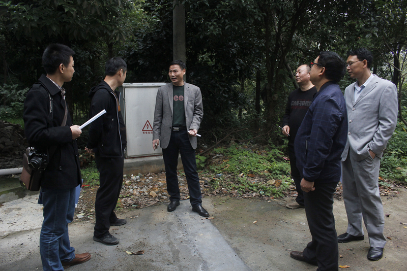 检查完实训工厂后的高压电箱后，王院长对安全事宜进行强调.jpg